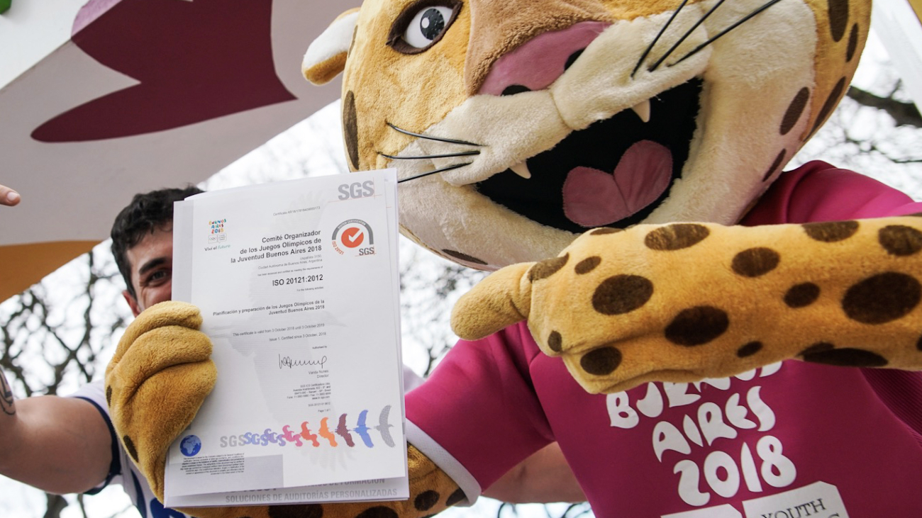 mascote-olimpiadas-segurando-certificado