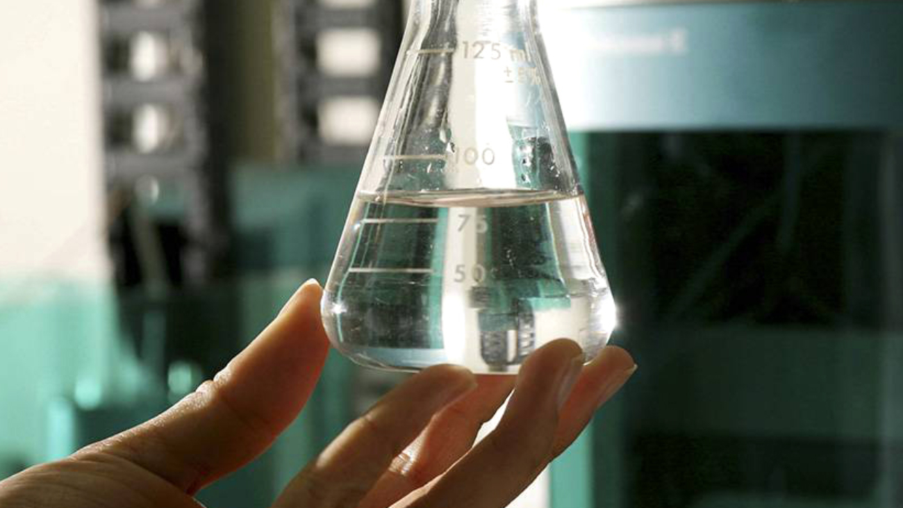 frasco-com-etanol-no-laboratorio